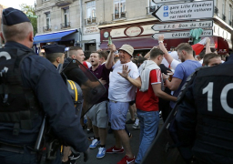 الشرطة تفرق الجماهير الانجليزية في ليل بشمال فرنسا