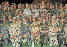 الفريق صدقى صبحى يلتقى بمقاتلى الوحدات الخاصة ويكرم المتميزين من الصاعقة والمظلات