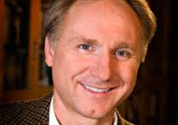 الكاتب الأمريكى دان براون يتبرع بـ 300 ألف يورو لترقيم الأعمال التى ألهمته