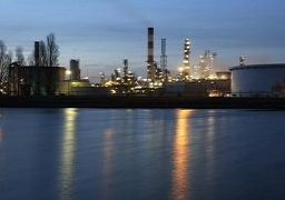 النفط يتراجع بعد تداول قوي مع تحول السوق للحذر