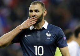 انتقادات لكريم بنزيمة بسبب هجومه على مدرب منتخب فرنسا