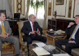 رئيس الوزراء يبحث مع السفير الهولندى التعاون في المجال الزراعي