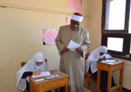 طلاب علمى الثانوية الأزهرية يؤدون امتحان الكيمياء