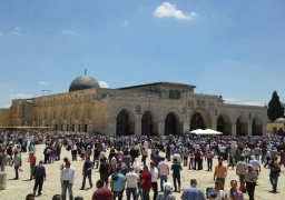 عشرات آلاف الفلسطينيين يؤدون صلاة الجمعة الأولى من رمضان في رحاب الأقصى