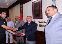 مدير أمن الأقصر يكرم عددا من الضباط وأفراد الأمن تقديرا لجهودهم