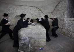 مستوطنون متطرفون يقتحمون “قبر يوسف” شرق نابلس