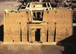 الشمس تتعامد على قدس أقداس معبد إدفو الفرعوني ظهر اليوم