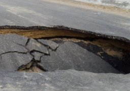 هبوط أرضى بطريق الكورنيش تجاه المعادى..ومحافظة القاهرة تتابع الواقعة