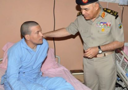 وزير الدفاع يزور مصابى العمليات فى سيناء.. ويؤكد: قادرون على التصدى للإرهاب