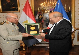 وزير الدفاع يلتقى نظيره الفرنسي لمناقشة الموضوعات ذات الإهتمام المشترك