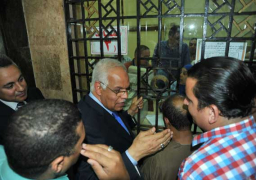 وزير النقل يتفقد محطة مصر لمتابعة عمليات حجز تذاكر العيد