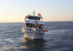 القوات البحرية تنجح فى إنقاذ لنش سياحى أمام مدينة الغردقة وعلى متنه عدد (18) فرد مصرى