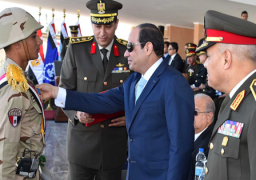 السيسى يمنح أنواطا من الطبقة الثالثة لأوائل الدفعة 153 من معهد ضباط الصف
