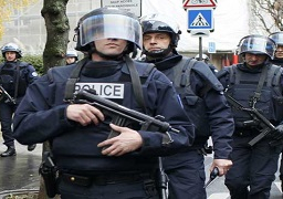 الشرطة الفرنسية تحاصر فندقا يتحصن داخله شخص بحوزته سلاح أبيض وطرد مشبوه