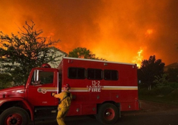 حريق في لوس أنجلوس يطرد المئات من منازلهم