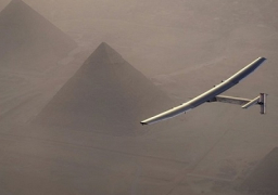 سولار إمبالس 2 تهبط بمطار القاهرة بعد تحليقها فوق الأهرامات