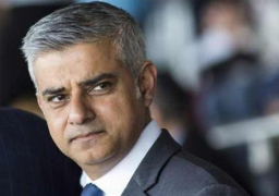 صادق خان يمنع الإعلانات بالبكيني في مواصلات لندن