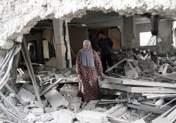 قوات الاحتلال تجبر فلسطيني على هدم منزله بيديه