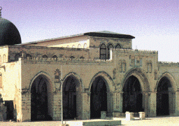 مئات الفلسطينيين يغادرون غزة للصلاة في الأقصى