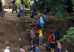 مئات الفنزويليات يقتحمن الحدود الكولومبية بحثاً عن الطعام