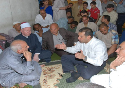 محافظ أسيوط يلتقى المواطنين عقب صلاة الجمعة للاستماع لمطالبهم وحل مشاكلهم