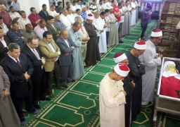 محافظ بني سويف يؤدي صلاة الجنازة ويتقدم مشيعى جثمان شهيد الواجب بسيناء