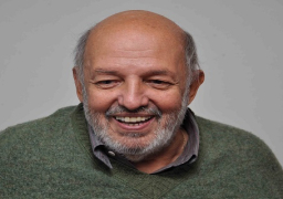 مهرجان القاهرة السينمائي الدولي يمنح محمد خان جائزة تقديرية