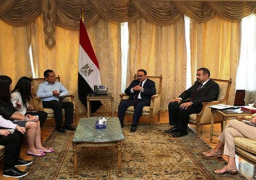 وزير الاتصالات يبحث مع شركة صينية إنشاء مصنع للهواتف فى مصر