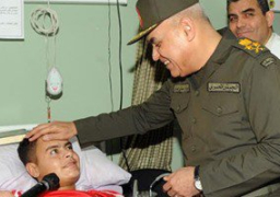 وزير الدفاع يزور المصابين خلال عمليات مكافحة الإرهاب بالمستشفيات العسكرية