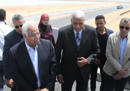 بالصور..وزير النقل يتفقد إنشاءات 6 كبارى على طريق القاهرة/السويس