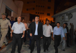 بالصور .. محافظ المنيا يتابع حادث انقلاب ميكروباص بالطريق الصحراوي الشرقي