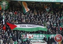 بالصور .. جماهير سيلتيك الأسكتلندي ترفع العلم الفلسطيني أمام فريق هبوعيل الإسرائيلي