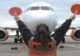 إخلاء طائرة بمطار مانشستر بعد انبعاث دخان من قمرة القيادة