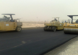 استئناف رصف طريق شمال الخارجة في الوادى الجديد بتكلفة 80 مليون جنيه