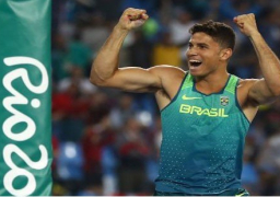 البرازيلي دا سيلفا ينال ذهبية القفز بالزانة بأوليمبياد ريو