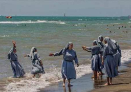 إمام مسجد فلورنسا يدخل معركة “البوركيني” بنشر صورة لراهبات على شاطئ البحر.. وفيسبوك يُوقف حسابه