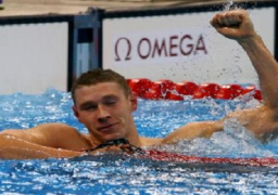 السباح ميرفي يحافظ على هيمنة أمريكا على سباق 100 متر ظهرا