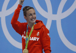 السباحة المجرية هوسزو تفوز بثالث ميدالية ذهبية في أوليمبياد ريو