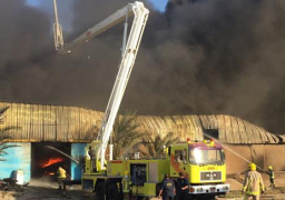 السيطرة على حريق بمستودعين للأوارق والمواد الغذائية في أبوظبي دون إصابات