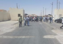 المصريون المحررون فى ليبيا يرفعون صور السيسى عقب وصولهم معبر السلوم