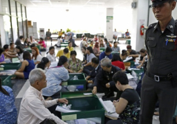 الناخبون في تايلاند يبدأون التصويت في استفتاء على دستور جديد