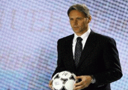 النجم الهولندي فان باستن يوافق على الانضمام للفيفا