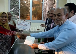 بالصور..تكريم طالبة ببني سويف محت أميتها وحصلت على 97 % بالثانوية العامة