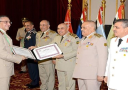 بالصور..وزير الدفاع يكرم القادة المنتهية خدمتهم بالقوات المسلحة