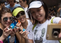 بالصور.. تجمعات بالمئات فى شوارع هونج كونج لاصطياد البوكيمون