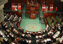 رئيس الحكومة التونسية: لا نية لبيع المؤسسات العمومية أو تغيير الدستور