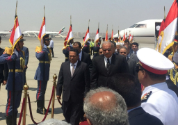 رئيس الوزراء يستقبل نظيره اليمني بمطار القاهرة