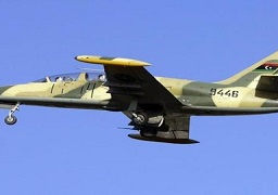 سلاح الجو الليبي يستهدف جرافة وسيارات تابعة لـ”داعش” ببنغازي