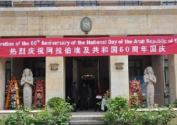 صينيات يرسمن لوحات بالحبر حول زيارتهن لمصر