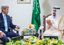 كيري يصل السعودية سعيا للدفع نحو حل للنزاع في اليمن